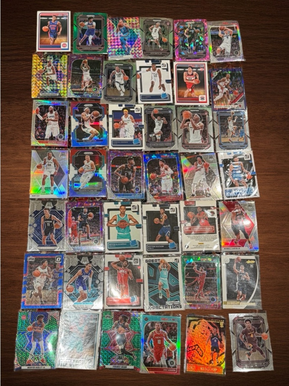 BUNDLE OF 100 ASSORTED BASKETBALL CARDS.